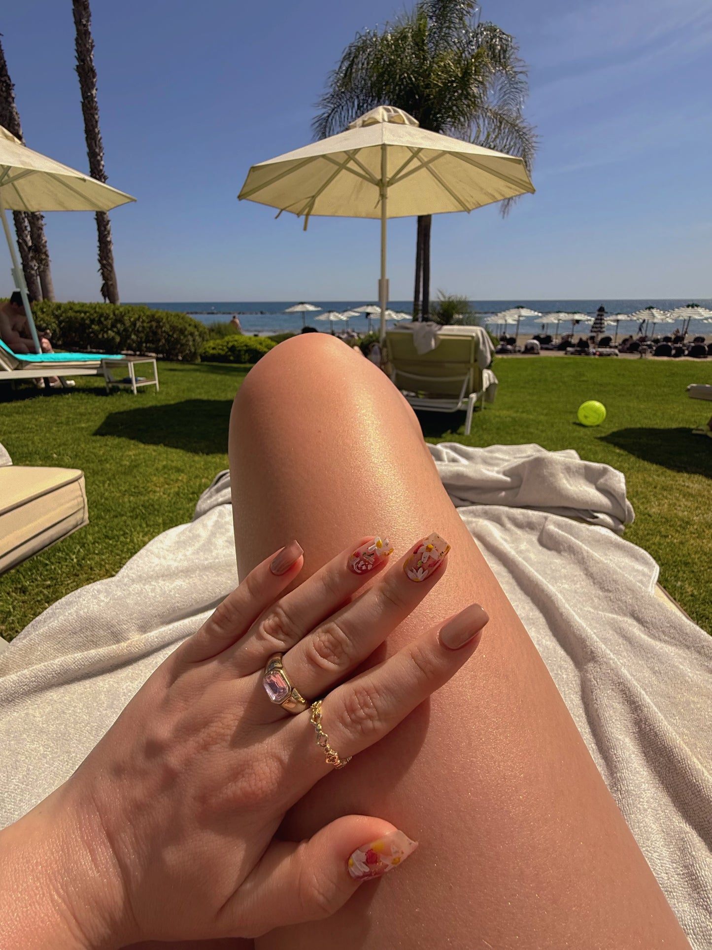 «PEACHY DAISY GLOW»- Pink Cat Eye Press-On Nails with Floral Design & Mini Daisies