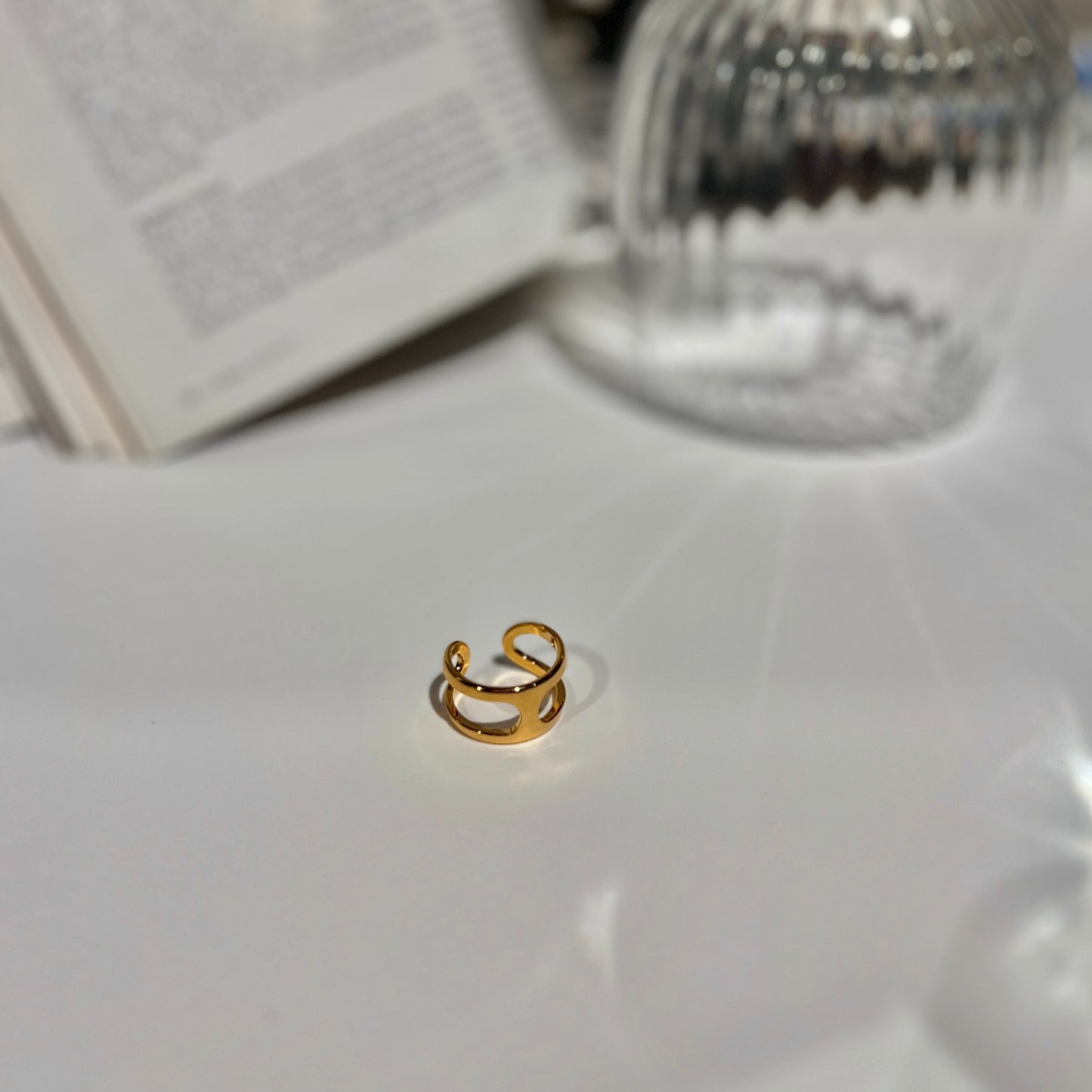 «GOLD OPEN FRAME RING» — Minimalist Adjustable Band in Gold
