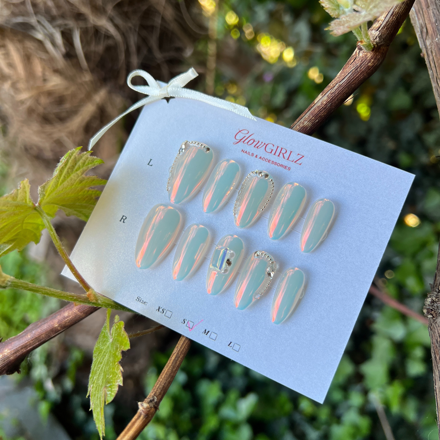 «AURORA SHELL GLOW»– White Shell Powder Press-On Nails with Iridescent Aurora Shine, Trendy & Luxurious Nail Design