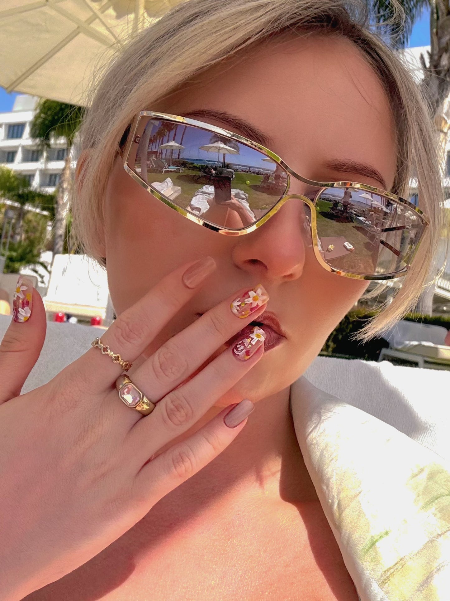 «PEACHY DAISY GLOW»- Pink Cat Eye Press-On Nails with Floral Design & Mini Daisies