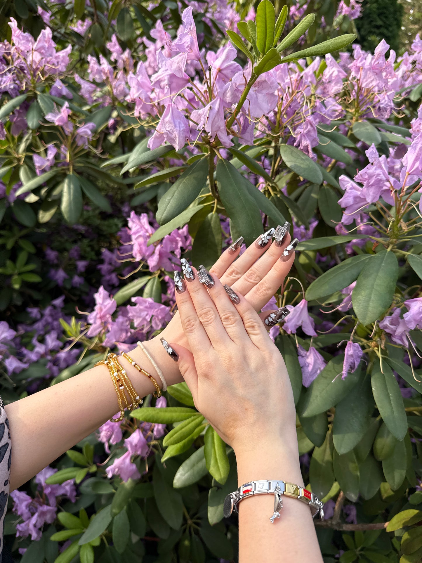 «MIDNIGHT BLOOM NAILS»– Hand-Painted Black Floral Press-On Nails, Elegant Glossy Black Base with Delicate White Flowers & Crystal Accents