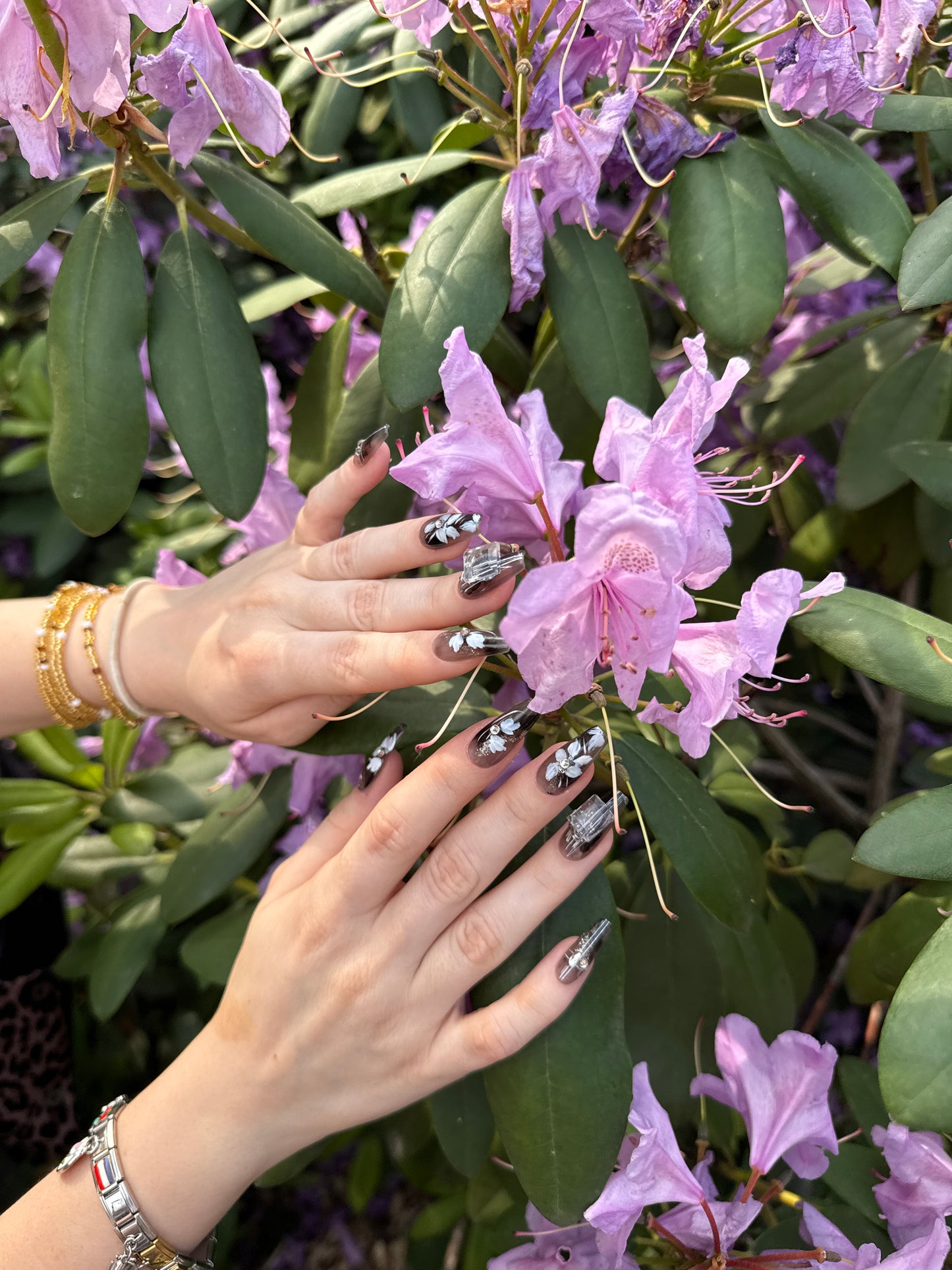 «MIDNIGHT BLOOM NAILS»– Hand-Painted Black Floral Press-On Nails, Elegant Glossy Black Base with Delicate White Flowers & Crystal Accents